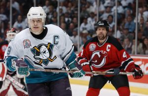 Paul Kariya skates