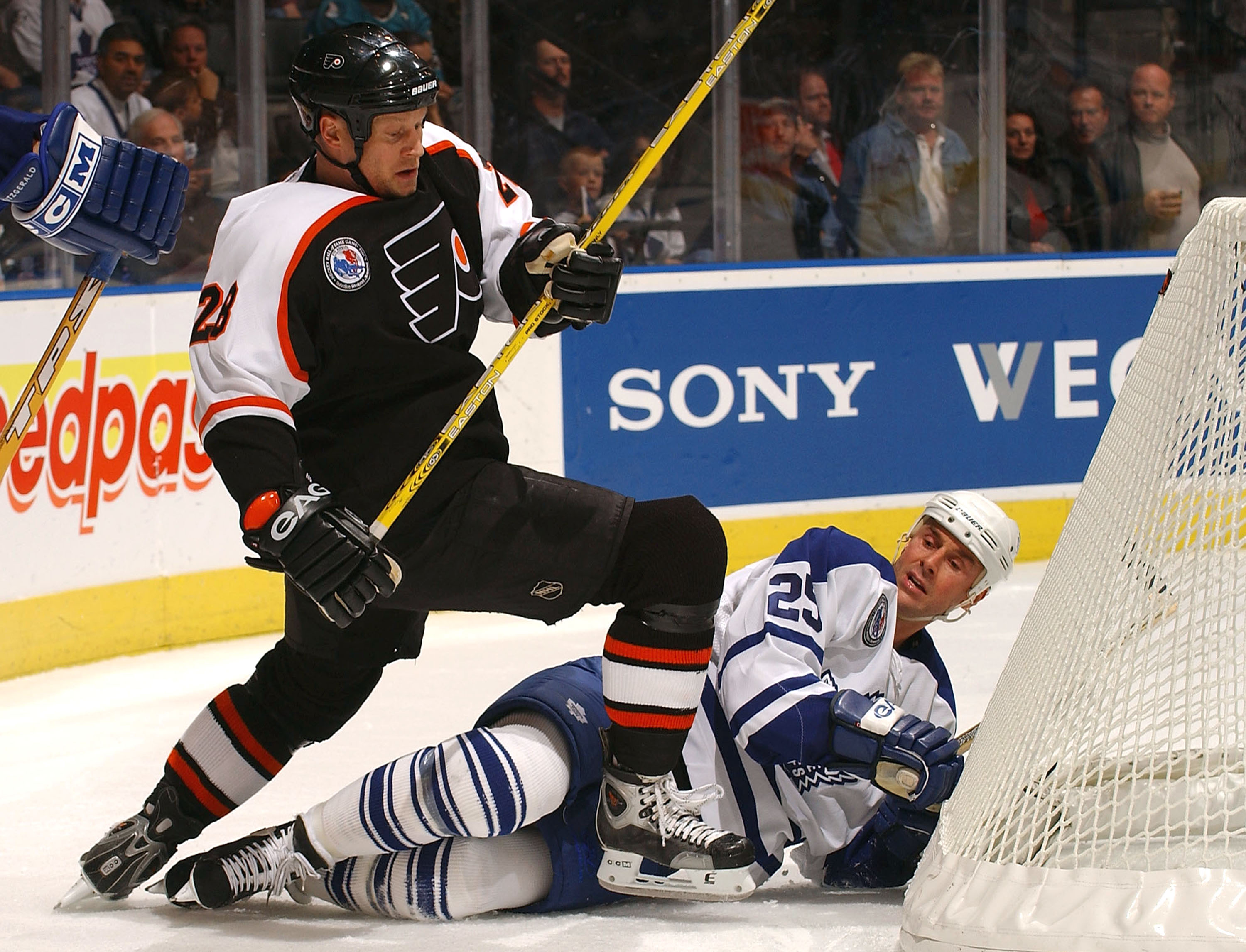 Nieuwendyk and Ragnarsson battle