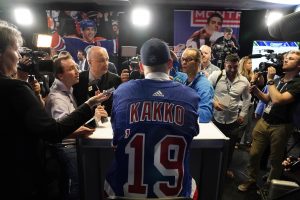 Kaapo Kakko saapui New Yorkiin valtavan mediahuomion saattelemana! 2019 NHL Draft – Round One