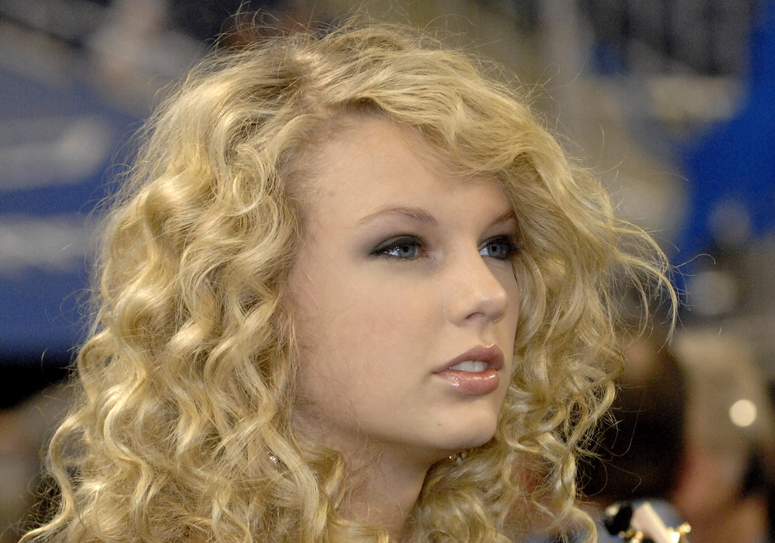 Taylor Swift Performs at Miami Dolphins vs Detroit Lions – November 23, 2006