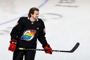 NHL:ltä erikoinen vastaus sateenkaaripaitakohuun! Kaikki erikoispaidat pannaan getty_sateenkaari20230623