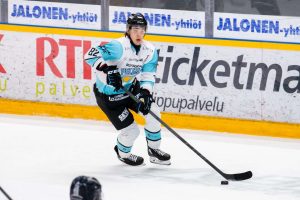 Suomalaisjättiläisen NHL-sopimus revitään! aop_nikkanenhenri20220302