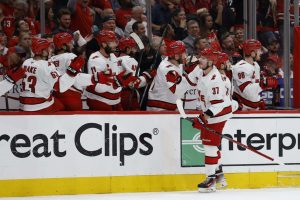 Carolina paineli jatkoon NHL:ssä – passitti Washingtonin tylysti kesälomille aop_svetshnikovandrei20250516