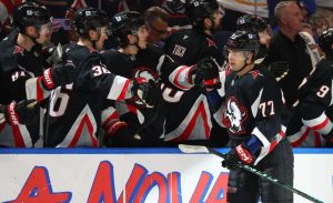 NHL:ssä kolmen pelaajan treidi: Buffalon nuori tähti vaihtaa seuraa – solmi heti rahakkaan sopimuksen aop_peterkajj20250620