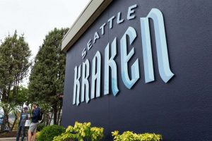 NHL-seura yllätti: eksoottinen pelipaita julki – hohtaa pimeässä! aop_krakenseattlelogo20200821