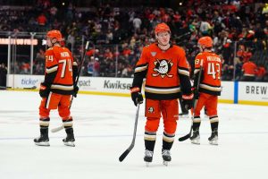 NHL:ssä megadiili – Jackson LaCombe löi historiallisella tavalla rahoiksi! aop_lacombejackson20250413